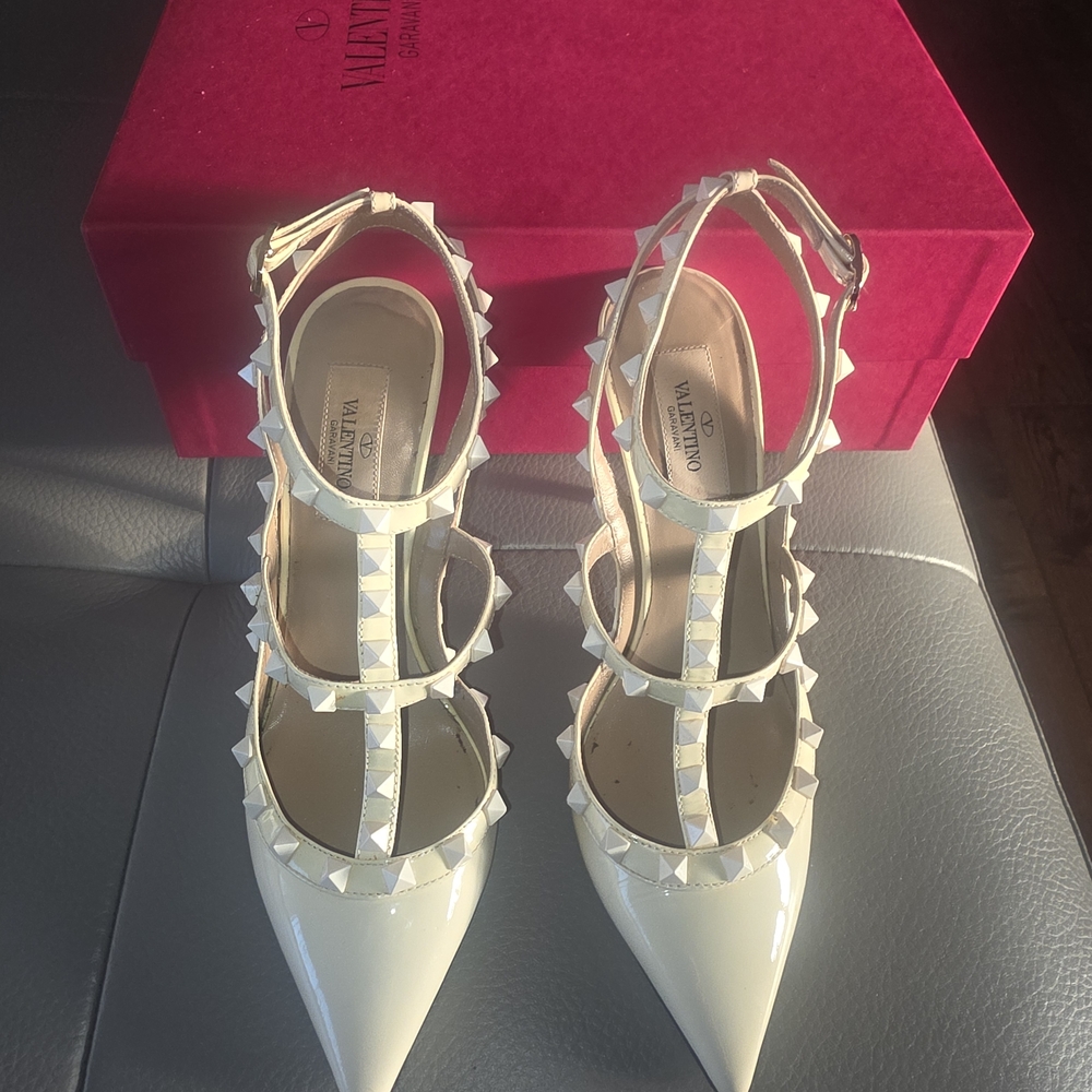 Valentino Rockstud Patent Leather Pointed Toe T-Strap Pumps in Cream/Nude...EUC.